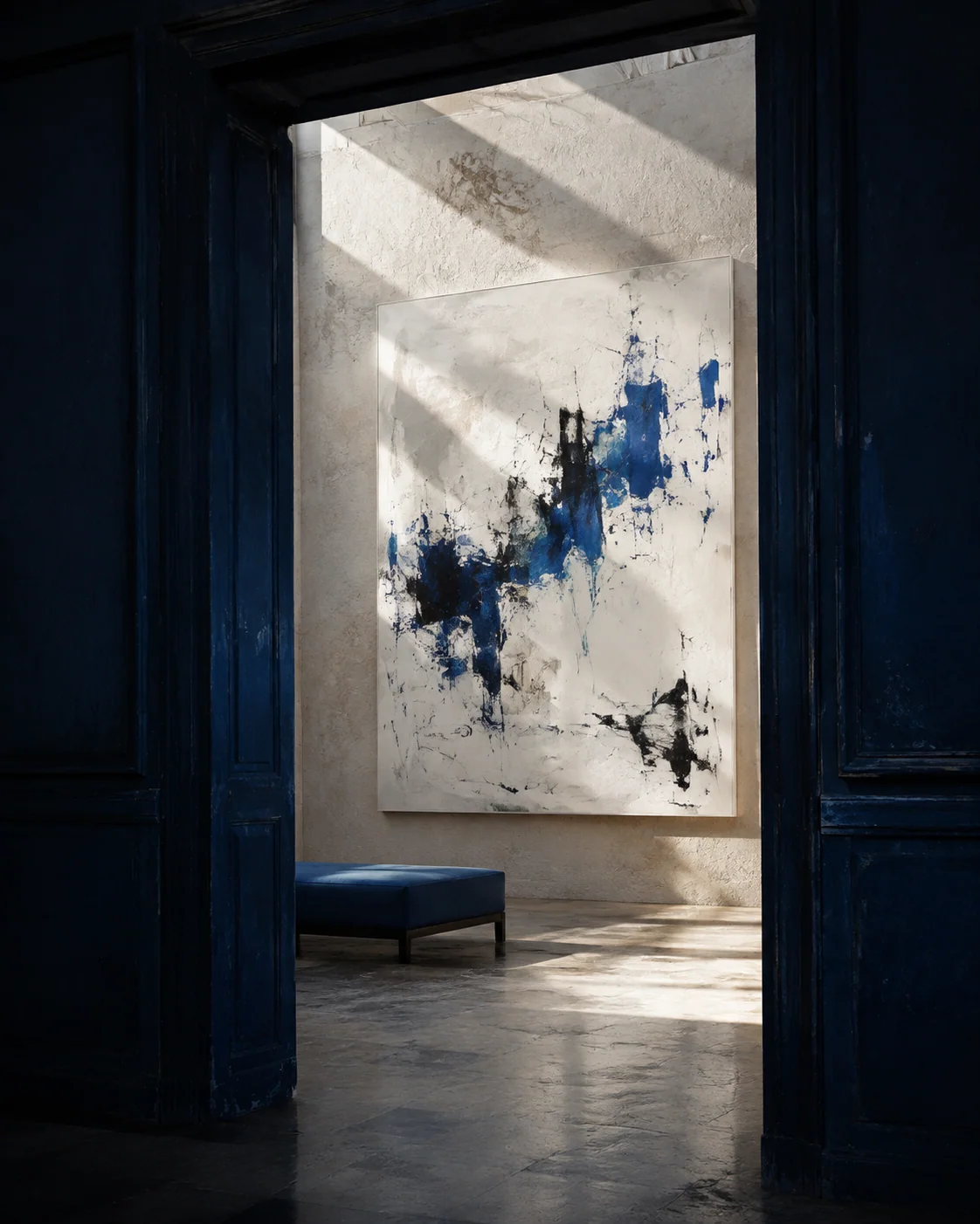 Composition d’intention : une toile abstraite éclairée, vue depuis une porte bleu nuit dans une galerie imaginaire.